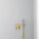 Wandmontierte Badezimmerarmatur in gebürstetem Gold von Ideal Standard, bestehend aus Betätigungselement und Handbrause. Sauberer, funktionaler Designansatz.